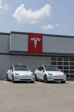 Indianapolis - 4 Ağustos 2024: Tesla Model Y EV elektrikli araç görüntüleme. Tesla Model Y EVS 'leri 7500 dolara kadar vergi kredisi alabilirler. MY:2024
