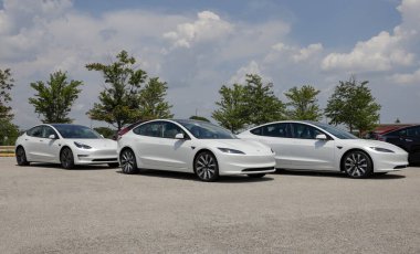 Indianapolis - 4 Ağustos 2024: Tesla Model 3 EV elektrikli araç görüntüleme. Tesla Model 3 EVS 'yi 7500 dolara kadar vergi kredisi için seçin.