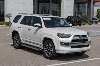 Noblesville - 4 Ağustos 2024: Toyota Gold Sertifikalı 4Runner. Fiyatlandırma endişeleriyle, Toyota talebi karşılamak için kontörlü araba satıyor. Benim: 2023