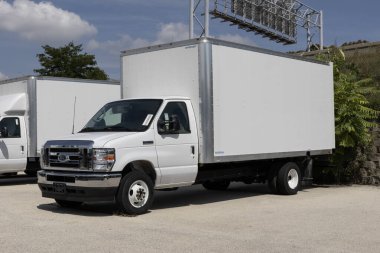 Milwaukee - 14 Ağustos 2024: Ford E-450 Box Truck ve Wabash kuru kamyon. Ford, 7.3L Power Stroke V8 motorlu E450 'yi sunuyor. MY:2024