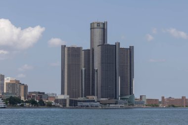 Detroit - 13 Temmuz 2024: General Motors Rönesans Merkezi genel merkezi. GM markaları Buick, Chevrolet, GMC, Cadillac ve Ultium 'dur..