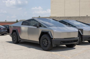 Indianapolis - 4 Ağustos 2024: Tesla Cybertruck bir galeride sergileniyor. Tesla, Cybertruck 'a 340 mil uzunluğunda bir atış alanı sunuyor. MY:2024