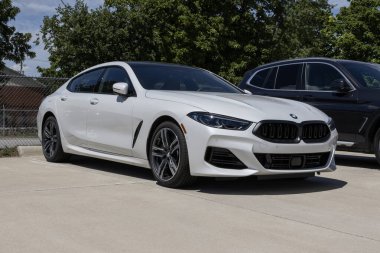 Lafayette - 10 Ağustos 2024: BMW 840i bir galeride sergileniyor. BMW, 3.0L Twin-Turboşarjlı I6 motorlu 840i 'yi sunuyor. MY:2024