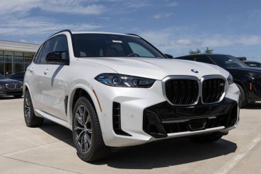 Lafayette - 10 Ağustos 2024: BMW X5 M60i xDrive ekran. BMW 4.4L Twin-Turboşarjlı V8 motorlu M60i 'yi sunar. MY:2025