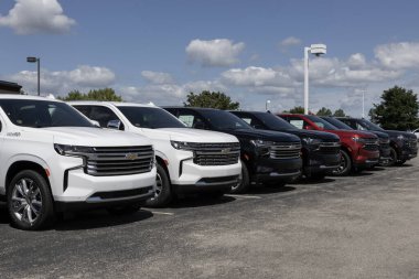 Plainfield - 11 Ağustos 2024 Chevrolet Tahoe SUV bir galeride sergileniyor. Chevy Tahoe 'ya LS, LT, Z71, RST, Premier ve High Country modelleri sunar..