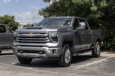 Plainfield - 11 Ağustos 2024 Chevrolet Silverado 2500 High Country 4WD sergisi. Chevy, DuraMax 6.6L Diesel motorlu Silverado 2500 'ü sunar. MY:2024