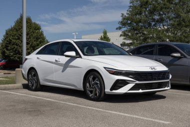 Avon - 11 Ağustos 2024: Hyundai Elantra SEL bir galeride sergileniyor. Hyundai, Elantra 'ya 2.0L 4 silindirli motor sunuyor. MY:2024