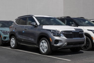 Avon - 11 Ağustos 2024: Kia Seltos EX krupiye hazırlığı. Kia, Seltos 'a 2.0L MPI 4 silindirli motor sunuyor. MY:2025