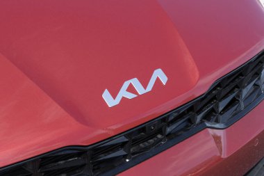 Avon - 11 Ağustos 2024: Kia K5 EX sergisi bir galeride. Kia K5 'e 2.5L Doğrudan Enjeksiyon 4 silindirli motor sunar. MY:2025