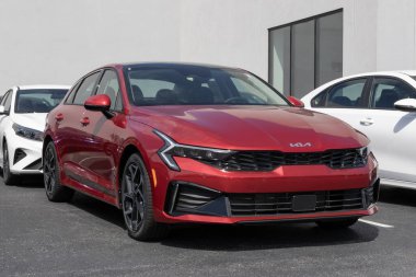 Avon - 11 Ağustos 2024: Kia K5 EX sergisi bir galeride. Kia K5 'e 2.5L Doğrudan Enjeksiyon 4 silindirli motor sunar. MY:2025