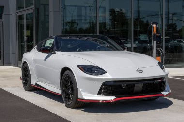 Lafayette - 10 Ağustos 2024 Nissan Z Nismo Spor Araba galerisinde sergileniyor. Nissan Z 'ye 420HP 3.0L Twin-Turbo V6 motoru sunuyor. MY:2024