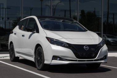 Lafayette - 10 Ağustos 2024: Nissan Leaf SV Plus EV sergisi. Nissan, Yaprak 'a 212 mil uzunluğunda bir sürüş alanı sunuyor. MY:2024