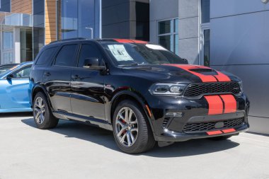 Lafayette - 10 Ağustos 2024: Dodge Durango SRT 392 PLUS ekran. Dodge, Durango 'ya 6.4L V8 SRT HEMI motoru sunar. Benim: 2023