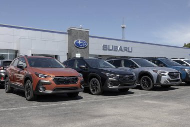 Lafayette - 10 Ağustos 2024: Subaru Crosstrek ve Outback bir galeride sergileniyor. Subaru araçları güvenilir, güvenli ve değerlidir..