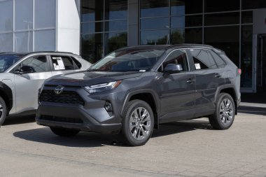 Lafayette - 10 Ağustos 2024: Toyota RAV4 XLE Premium ekran. Toyota RAV4 'e 203HP 2.5L 4 silindirli motor sunar. MY:2024