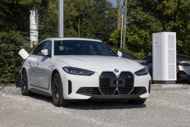 Indianapolis - 25 Ağustos 2024: BMW i4 xDrive40 bir galeride sergilenmektedir. BMW i4 'ü bir BEV olarak sunuyor. 307 mil uzunluğunda bir golf sahası var. MY:2024