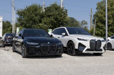 Indianapolis - 25 Ağustos 2024: BMW i4 M50 ve iX xDrive50 bir şarj istasyonunda. BMW, EV sürüş menzilini tek bir patlayıcıdan 230 ile 300 mil arasında sunuyor..