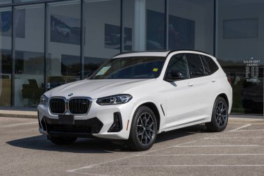 Indianapolis - 25 Ağustos 2024: BMW X3 M40i bir galeride sergileniyor. BMW X3 'e 382HP 3.0L Turboşarjlı 6 silindirli motor sunar. MY:2024