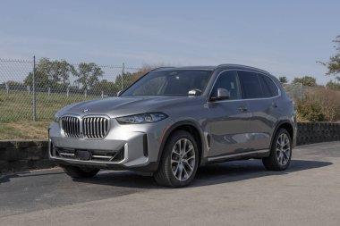 Indianapolis - 25 Ağustos 2024: BMW X5 xDrive40i bir galeride sergileniyor. BMW X5 'e 375HP 3.0L Turboşarjlı 6 silindirli motor sunar. MY:2024