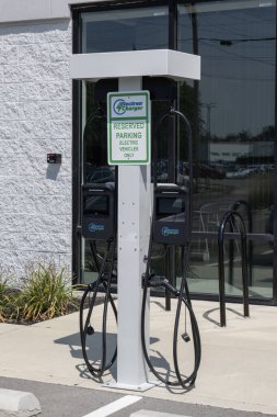 Indianapolis - 25 Ağustos 2024 Elektron Şarj İstasyonu. Elektron Şarj takılı araç istasyonları iş otoparklarında ya da ev kullanımında.