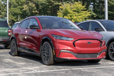 Indianapolis - 25 Ağustos 2024: Ford Mustang Mach-E Premium ekran. Ford Mach-E 'ye 320 mil uzunluğunda bir atış alanı sunuyor. MY:2024