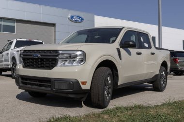 Indianapolis - 25 Ağustos 2024: Ford Maverick XLT bir galeride sergileniyor. Ford Maverick 'e 2.0L Ecoboost 4 silindirli motor sunar. MY:2024