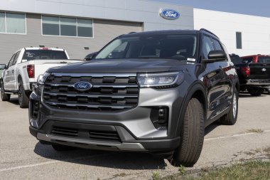 Indianapolis - 25 Ağustos 2024: Ford Explorer Active Explorer bir galeride sergileniyor. Ford Explorer 'a 2.3L Ecoboost 4 silindirli motor sunar. MY:2025
