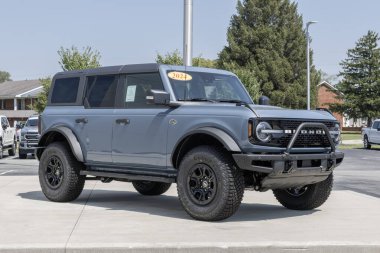 Kokomo - 25 Ağustos 2024: Ford Bronco Wildtrak 4X4 bir galeride sergileniyor. Ford Bronco 'ya 2.7L Ecoboost V6 motor sunar. MY:2024
