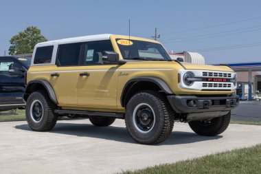 Kokomo - 25 Ağustos 2024: Ford Bronco Heritage Limited 4X4 sergisi. Ford Bronco 'ya 2.7L Ecoboost V6 motor sunar. MY:2024