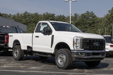 Indianapolis - 25 Ağustos 2024: Ford F-250 SRW 4X4 Normal Taksi bir galeride sergilenmektedir. Ford, 6.8L DEVCT PFI V8 motorlu F250 'yi sunar. MY:2024