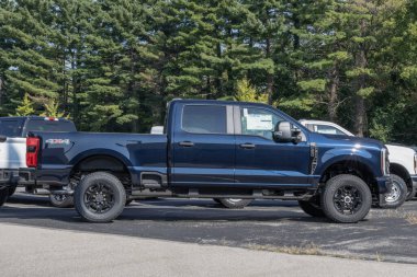 Indianapolis - 25 Ağustos 2024: Ford F-250 SRW 4X4 mürettebat taksisi bir galeride sergilenmektedir. Ford 7.3L DEVCT PFI V8 motorlu F250 'yi sunar. MY:2024