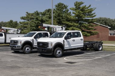 Kokomo - 25 Ağustos 2024: Ford F-450 ve F-550 Chassis Ekibi Taksi 4X2 ve Stellar 8621 Hidrolik Servis vinci ve Knapheide Alüminyum Servis Gövdesi.