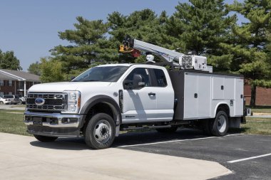 Kokomo - 25 Ağustos 2024: Ford F-550 Chassis Ekibi 4X2 ve Stellar 8621 Hidrolik Servis vinci ve Knapheide Alüminyum Elektrik Servisi.