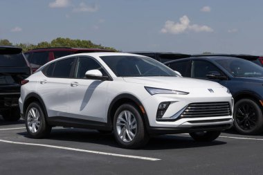 Kokomo - 25 Ağustos 2024: Buick Envista bir galeride sergilenmeyi tercih etti. Buick, Envista 'ya 1,2L Ecotec Turboşarjlı motor teklif ediyor. MY:2025