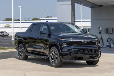 Indianapolis - 25 Ağustos 2024: Chevrolet Silverado EV RST Elektrikli Araç. Chevy, Silverado RST 'ye 440 mil uzunluğunda bir golf sahası teklif ediyor. MY:2024