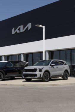 Indianapolis - 25 Ağustos 2024: Kia Sorento S sergisi bir galeride. Kia, Sorento 'ya 2.5L Doğrudan Enjeksiyon 4 silindirli motor sunar. MY:2024