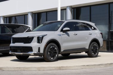 Indianapolis - 25 Ağustos 2024: Kia Sorento S sergisi bir galeride. Kia, Sorento 'ya 2.5L Doğrudan Enjeksiyon 4 silindirli motor sunar. MY:2024
