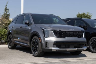 Indianapolis - 25 Ağustos 2024: Kia Sorento Hybrid SX-Prestige sergisi. Kia, Sorento 'ya 227HP 1.6L Turboşarjlı Hybrid motor sunar. MY:2025