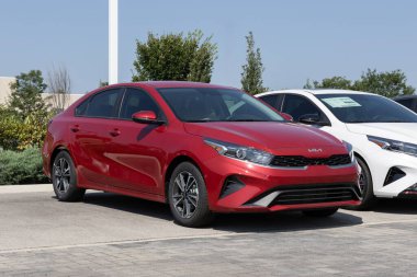 Indianapolis - 25 Ağustos 2024: Kia Forte LXS bir galeride sergileniyor. Kia Forte 'ye 2.0L Multi Point Enjeksiyon 4 silindirli motor sunar. MY:2024