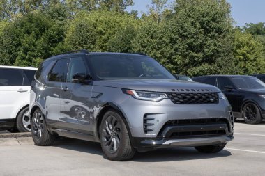 Indianapolis - 25 Ağustos 2024: Land Rover Discovery S R-Dynamic ekran. Land Rover Discovery 'ye 355HP 3.0L Turbo Hybrid motor sunuyor. Benim: 2023