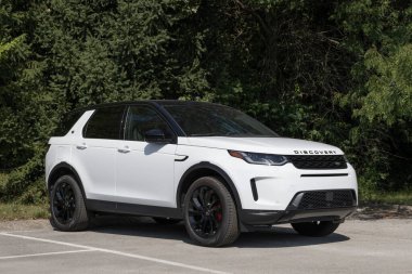 Indianapolis - 25 Ağustos 2024: Land Rover Discovery Sport sergisi. Land Rover Discovery 'ye 2.0L Turboşarjlı 4 silindirli motor sunuyor. Benim: 2023