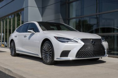 Indianapolis - 25 Ağustos 2024: Lexus LS 500 bir galeride sergilenmektedir. Lexus LS 500 'ü 416HP 3.4L V6 Twin-Turbo Engine ile sunar. MY:2024
