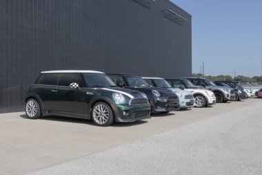 Indianapolis - 25 Ağustos 2024: Mini Küçük Arabalar, SUV 'ler, Hatchback galerisi. MINI, Countryman ve Cooper modellerinde benzin, petrol veya EV modelleri sunmaktadır..