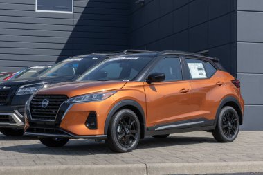 Indianapolis - 25 Ağustos 2024: Nissan Kicks SR sergisi. Nissan Kicks 'e 1.6L DOHC 4 silindirli motor teklif ediyor. MY:2024