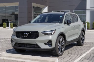 Indianapolis - 25 Ağustos 2024: Volvo XC40 B5 Plus ekran. Volvo 2.0L Turboşarjlı hafif Melez 4 silindirli motorla XC40 B5 Plus 'ı sunar. MY:2025