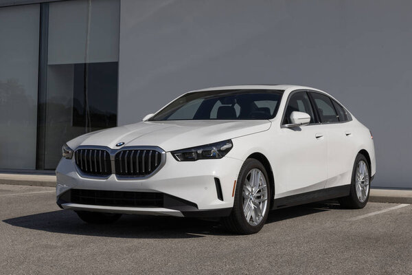 Индиана - 25 августа 2024 года: показ BMW 530i в дилерском центре. BMW предлагает 530i с двигателем 255HP 3.0L Turbocharged с легким гибридным 4-цилиндровым двигателем. MY:2024