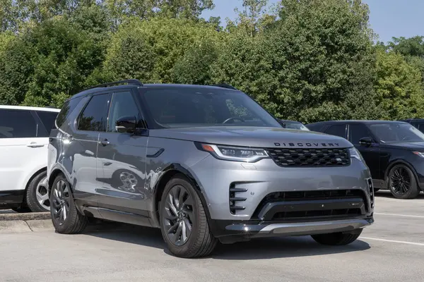 stock image Indianapolis - August 25, 2024: Land Rover Discovery S R-Dynamic display. Land Rover offers the Discovery with a 355HP 3.0L Turbo Hybrid engine. MY:2023