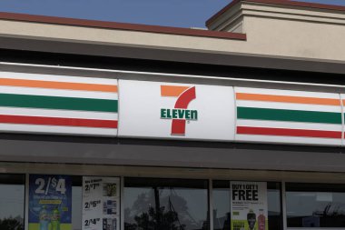 Chicago - 22 Ağustos 2024: 7-Eleven marketi. 7-Eleven 19 ülkede 84.500 mağaza işletiyor, bayilik ve lisans sahibi..