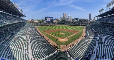 Chicago - 22 Ağustos 2024: güneşli bir günde Wrigley Field Panoraması. Wrigley Field 1916 'dan beri Chicago Cubs' a ev sahipliği yapıyor..
