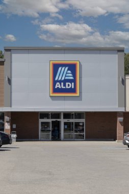 Indianapolis - 1 Eylül 2024: Aldi İndirim Süpermarket. Aldi, üretim, et ve süt ürünlerini indirimli fiyatlara satıyor..